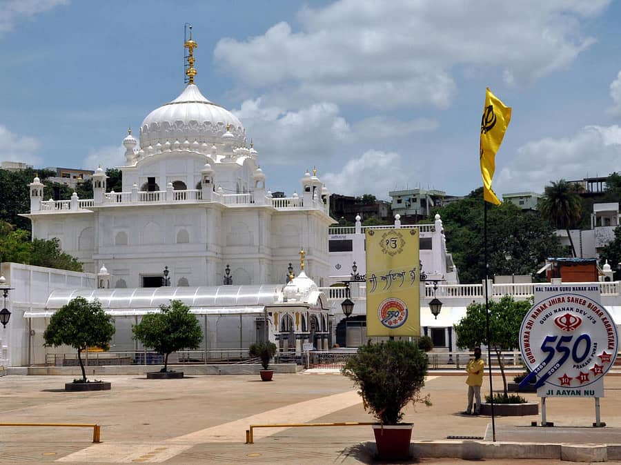 ಬೀದರ್‌ನ ಗುರುದ್ವಾರದ ಆವರಣದಲ್ಲಿ ಸೋಮವಾರ ಭಕ್ತರು ಕಾಣಸಿಗಲಿಲ್ಲ