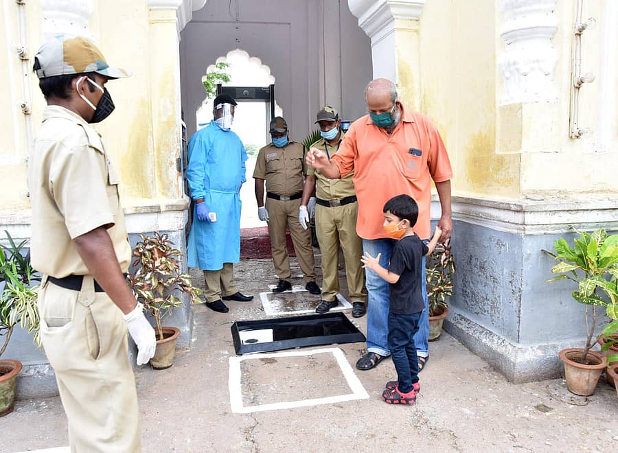 ಸಾರ್ವಜನಿಕರ ವೀಕ್ಷಣೆಗೆ ಸೋಮವಾರ ಮುಕ್ತವಾದ ಮೈಸೂರು ಅರಮನೆಯ ಪ್ರವೇಶದ್ವಾರದಲ್ಲಿ ಸಿಬ್ಬಂದಿ, ಬಾಲಕನಿಗೆ ಪ್ರವೇಶ ನಿರಾಕರಿಸಿದರು ಪ್ರಜಾವಾಣಿ ಚಿತ್ರ/ಬಿ.ಆರ್.ಸವಿತಾ