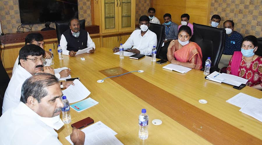 ಶಿವಮೊಗ್ಗ ವೈದ್ಯಕೀಯ ಕಾಲೇಜಿನಲ್ಲಿ ಸೋಮವಾರ ನಡೆದ ಸಭೆಯಲ್ಲಿ ಜಿಲ್ಲಾ ಉಸ್ತುವಾರಿ ಸಚಿವ ಕೆ.ಎಸ್.ಈಶ್ವರಪ್ಪ ಮಾತನಾಡಿದರು.