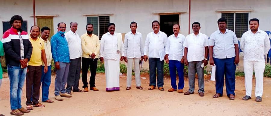 ಚನ್ನರಾಯಪಟ್ಟಣ ಹೋಬಳಿ ಚನ್ನಹಳ್ಳಿ ಬಳಿ ಪಾರ್ಮ್ ಹೌಸ್ ನಲ್ಲಿ ಸಭೆ ಸೇರಿದ್ದ ಪರಿಶಿಷ್ಟ ಜಾತಿ ಎಡಗೈ ಸಮುದಾಯದ ಮುಖಂಡರು