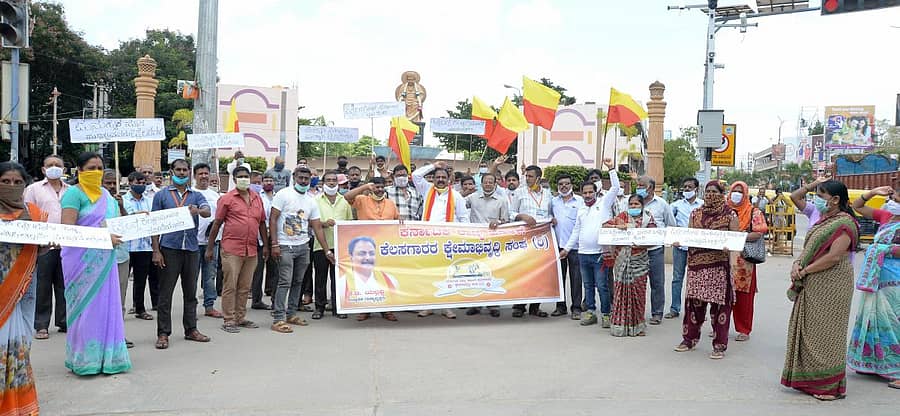 ಕಟ್ಟಡ ಕಾರ್ಮಿಕರ ಕಲ್ಯಾಣ ಮಂಡಳಿ ಮಾದರಿಯಲ್ಲಿ ಟೈಲರ್ಸ್ ಕಲ್ಯಾಣ ಮಂಡಳಿ ಜಾರಿಗೆ ತರುವಂತೆ ಆಗ್ರಹಿಸಿ ಕರ್ನಾಟಕ ರಾಜ್ಯ ಹೊಲಿಗೆ ಕೆಲಸಗಾರರ ಕ್ಷೇಮಾಭಿವೃದ್ಧಿ ಸಂಘದ ಸದಸ್ಯರು ದಾವಣಗೆರೆಯ ಜಯದೇವ ವೃತ್ತದಲ್ಲಿ ಸೋಮವಾರ ಪ್ರತಿಭಟನೆ ನಡೆಸಿದರು –ಪ್ರಜಾವಾಣಿ ಚಿತ್ರ