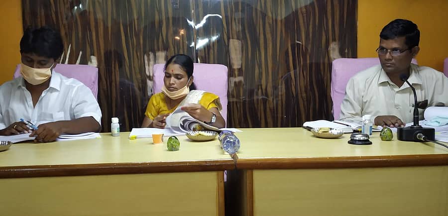 ಅಫಜಲಪುರದ ತಾಲ್ಲೂಕು ಪಂಚಾಯಿತಿ ಸಭಾಂಗಣದಲ್ಲಿ ಸೋಮವಾರ ನಡೆದ ಸಾಮಾನ್ಯ ಸಭೆಯಲ್ಲಿ ಅಧ್ಯಕ್ಷೆ ರುಕ್ಮಿಣಿ ಜಮಾದಾರ, ಉಪಾಧ್ಯಕ್ಷ ಭೀಮಾಶಂಕರ ಹೊನಕೇರಿ, ಕಾರ್ಯನಿರ್ವಾಹಕ ಅಧಿಕಾರಿ ಶಂಕರ ಕಣ್ಣಿ ಇದ್ದರು