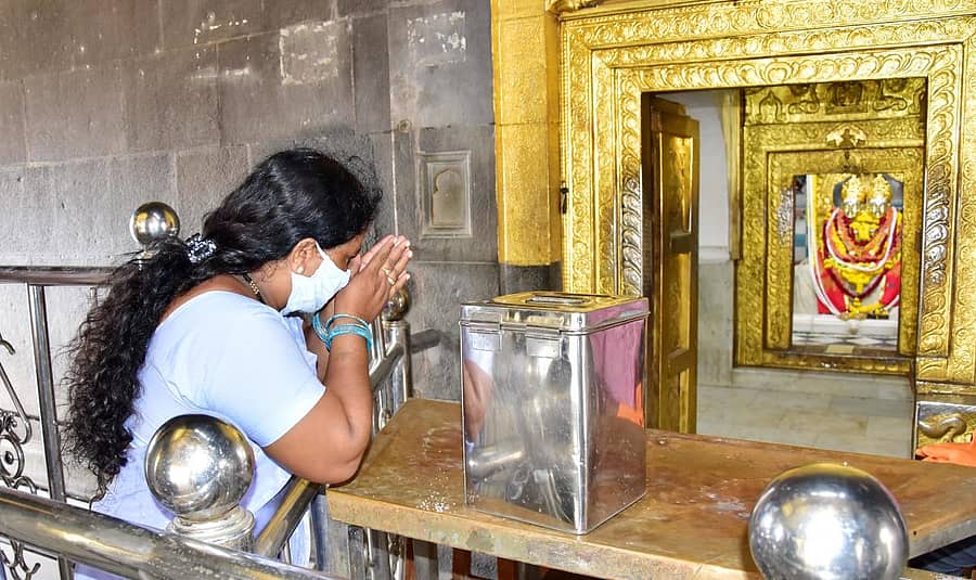 ಕಲಬುರ್ಗಿಯ ಶರಣಬಸವೇಶ್ವರ ದೇವಸ್ಥಾನದಲ್ಲಿ ಸೋಮವಾರ ದರ್ಶನ ಪಡೆದ ಮಹಿಳೆ