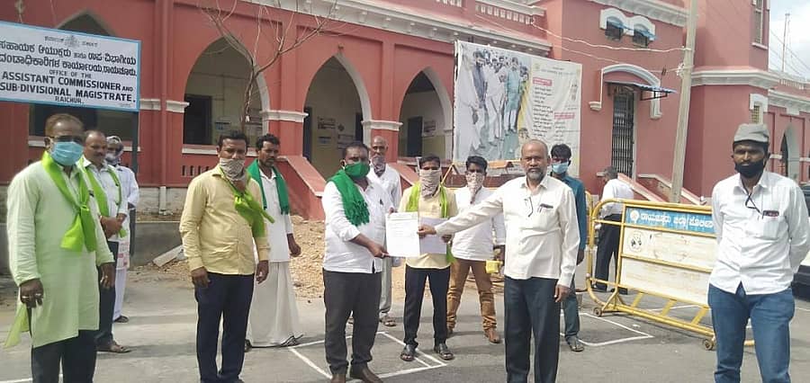 ರಾಯಚೂರಿನ ಜಿಲ್ಲಾಡಳಿತ ಕಚೇರಿ ಸಿಬ್ಬಂದಿಗೆ ಕರ್ನಾಟಕ ಪಿಂಜಾರ, ನದಾಫ ಸಂಘಗಳ ಮಹಾಮಂಡಳಿ ಪದಾಧಿಕಾರಿಗಳು ಸೋಮವಾರ ಜಿಲ್ಲಾಡಳಿತಕ್ಕೆ ಮನವಿ ಸಲ್ಲಿಸಿದರು