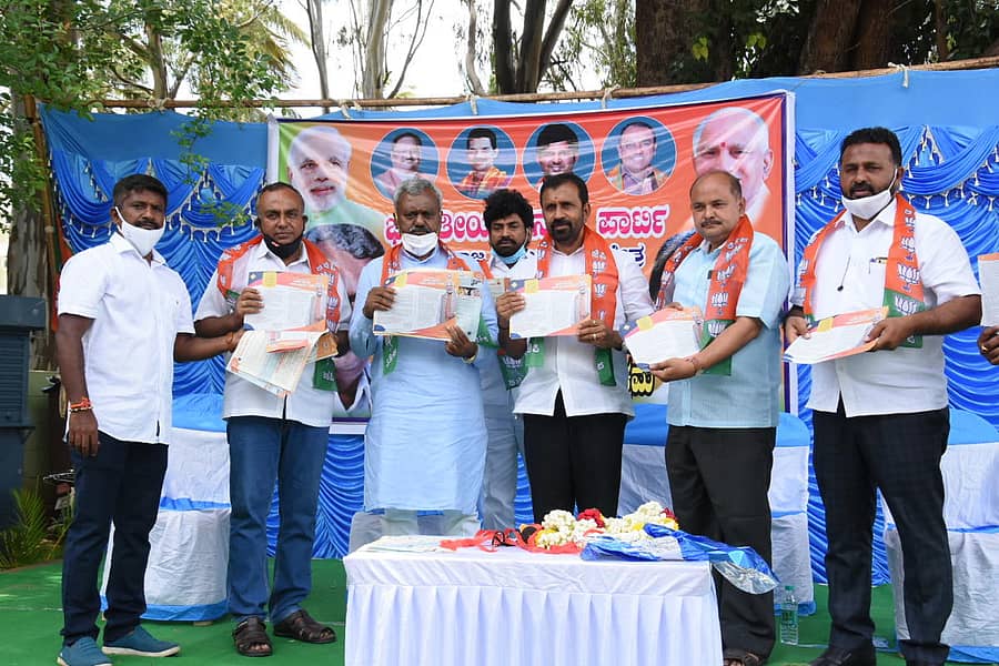 ಕೇಂದ್ರ ಸರ್ಕಾರದ ಸಾಧನೆ ಬಿಂಬಿಸುವ ಕಾರ್ಯಕ್ರಮಕ್ಕೆ ಸೋಮವಾರ ಮೈಸೂರಿನಲ್ಲಿ ಜಿಲ್ಲಾ ಉಸ್ತುವಾರಿ ಸಚಿವ ಎಸ್.ಟಿ.ಸೋಮಶೇಖರ್ ಚಾಲನೆ ನೀಡಿದರು. ನಗರ ಅಧ್ಯಕ್ಷ ಟಿ.ಎಸ್.ಶ್ರೀವತ್ಸ, ಶಾಸಕ ಎಲ್.ನಾಗೇಂದ್ರ ಇದ್ದಾರೆ