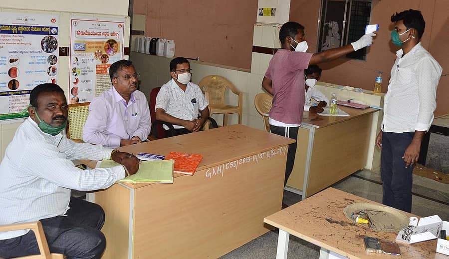 ಯಾದಗಿರಿಯ ಆಯುಷ್‌ ಇಲಾಖೆಯಲ್ಲಿ ಥರ್ಮಲ್‌ ಸ್ಕ್ಯಾನಿಂಗ್‌ ಮಾಡುತ್ತಿರುವುದು