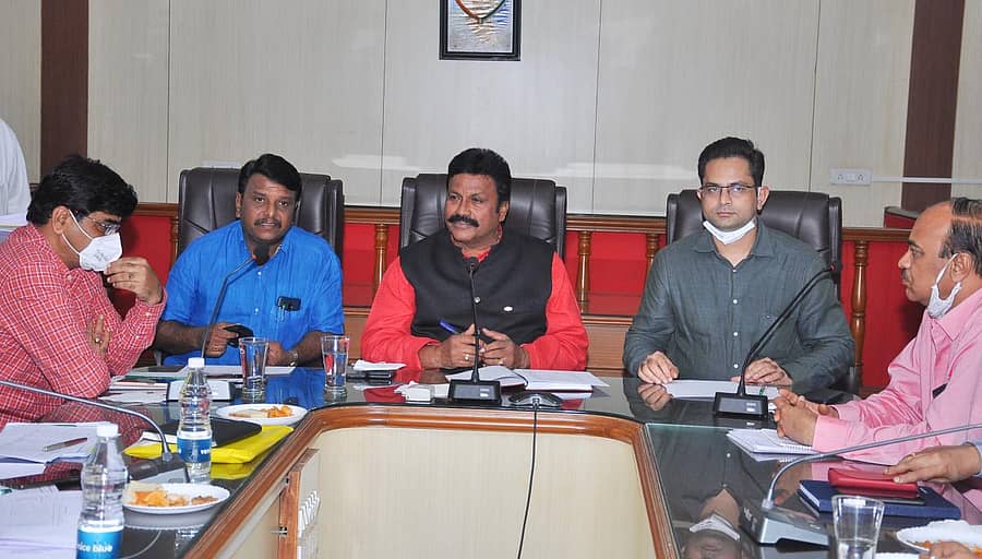 ಹಾವೇರಿ ಜಿಲ್ಲಾಧಿಕಾರಿ ಕಚೇರಿಯಲ್ಲಿ ಸೋಮವಾರ ಸಚಿವ ಬಿ.ಸಿ.ಪಾಟೀಲ ಅವರು ಕೃಷಿ ಅಧಿಕಾರಿಗಳೊಂದಿಗೆ ತುರ್ತು ಸಭೆ ನಡೆಸಿದರು