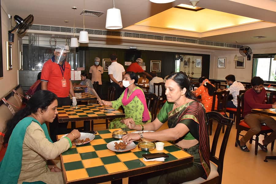 ಮೈಸೂರಿನ ಹೋಟೆಲ್ ಒಂದರಲ್ಲಿ ಬಜಿ ಸವಿದ ಗ್ರಾಹಕರು