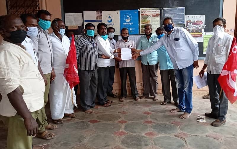 ರಾಜ್ಯ ಗ್ರಾಮ ಪಂಚಾಯಿತಿ ನೌಕರರ ಸಂಘದವರು ತಾಲ್ಲೂಕು ಪಂಚಾಯಿತಿ ಕಚೇರಿ ಎದುರು ಪ್ರತಿಭಟನೆ ನಡೆಸಿದರು.