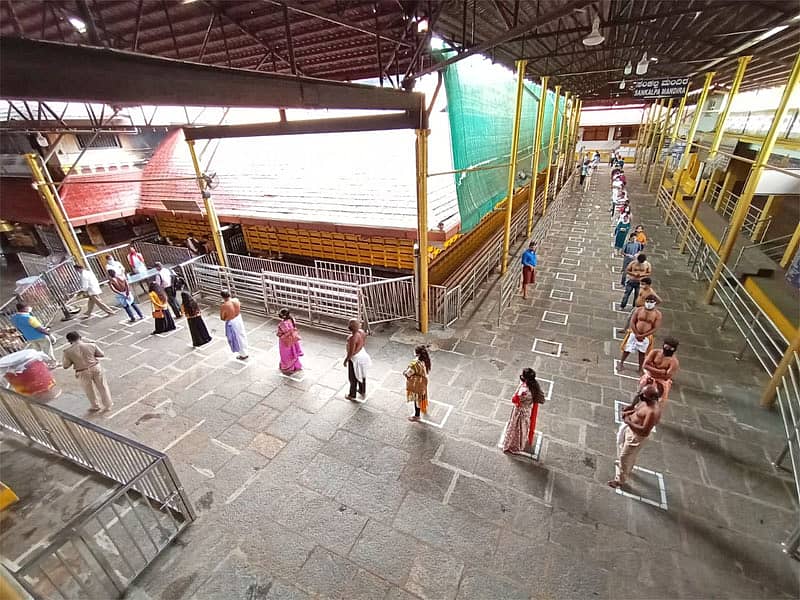 ಕುಕ್ಕೆ ಸುಬ್ರಹ್ಮಣ್ಯ ದೇವಸ್ಥಾನದಲ್ಲಿ ದರ್ಶನಕ್ಕಾಗಿ ಸಾಲಿನಲ್ಲಿ ನಿಂತಿರುವ ಭಕ್ತಾದಿಗಳು