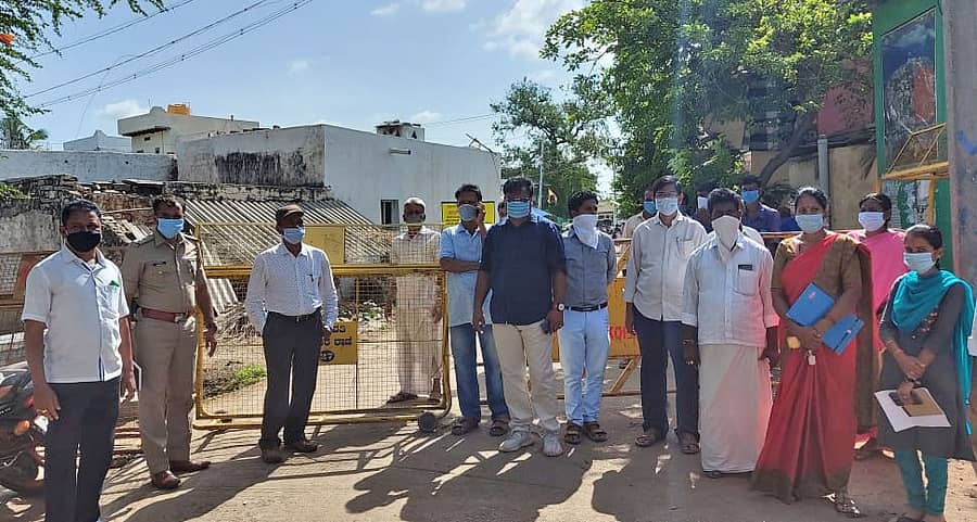 ತಾಲ್ಲೂಕು ಮಟ್ಟದ ಅಧಿಕಾರಿಗಳು ಭೇಟಿ ನೀಡಿ ಗ್ರಾಮವನ್ನು ಸೀಲ್ ಡೌನ್ ಮಾಡಿರುವುದು