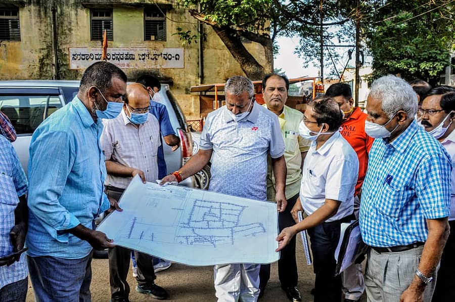 ಸಚಿವ ಭೈರತಿ ಬಸವರಾಜ್ ಹುಬ್ಬಳ್ಳಿಯಲ್ಲಿ ಮಂಗಳವಾರ ಮುಂಜಾನೆ ಕಾಮಗಾರಿ ಪರಿಶೀಲಿಸಿದರು.