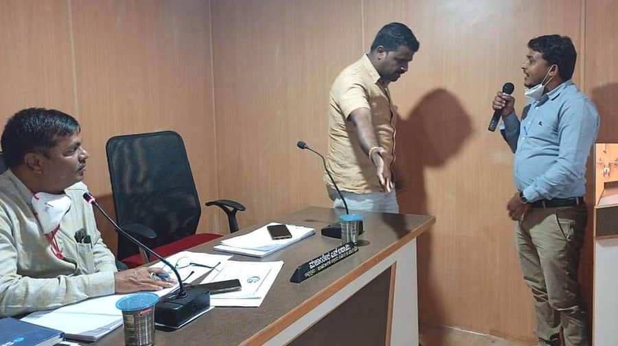 ಕಾಲಿಗೆ ಬೀಳುತ್ತೇನೆ ಬನ್ನಿ ಎಂದು ಜೆಸ್ಕಾಂ ಅಧಿಕಾರಿಗೆ ಹೇಳುತ್ತಿರುವ ಕುಷ್ಟಗಿ ತಾ.ಪಂ ಸ್ಥಾಯಿ ಸಮಿತಿ ಅಧ್ಯಕ್ಷ ಮಹಾಂತೇಶ ಬದಾಮಿ 