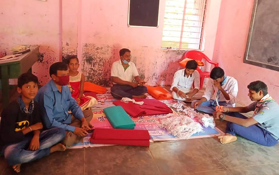 ಭಾರತ್ ಸ್ಕೌಟ್ಸ್ ಮತ್ತು ಗೈಡ್ಸ್ ಶಿಡ್ಲಘಟ್ಟ ಶಾಖೆಯ ತಂಡ ಮಾಸ್ಕ್ ತಯಾರಿಯಲ್ಲಿ ತೊಡಗಿರುವುದು