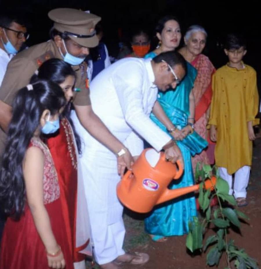 ಬೀದರ್ನ ಬಿ.ವಿ. ಭೂಮರೆಡ್ಡಿ ಪದವಿಪೂರ್ವ ಮಹಾವಿದ್ಯಾಲಯದಲ್ಲಿ ವಿಶ್ವ ಪರಿಸರ ದಿನಾಚರಣೆ ಅಂಗವಾಗಿ ಆಯೋಜಿಸಿದ್ದ ಸಸಿ ನೆಡುವ ಕಾರ್ಯಕ್ರಮಕ್ಕೆ ನಿಕಟಪೂರ್ವ ಜಿಲ್ಲಾಧಿಕಾರಿ ಎಚ್.ಆರ್. ಮಹಾದೇವ ಸಸಿ ನೆಟ್ಟು ಚಾಲನೆ ನೀಡಿದರು