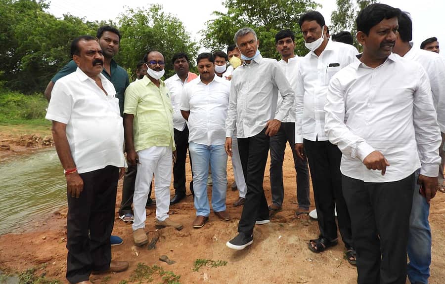 ವಿಜಯಪುರ ಹೋಬಳಿ ವೆಂಕಟಗಿರಿಕೋಟೆ ಕೆರೆಗೆ ಶಾಸಕ ಕೃಷ್ಣಭೈರೇಗೌಡ ಭೇಟಿ ನೀಡಿ ಎಚ್.ಎನ್.ವ್ಯಾಲಿ ಯೋಜನೆ ಕಾಮಗಾರಿ ವೀಕ್ಷಿಸಿದರು