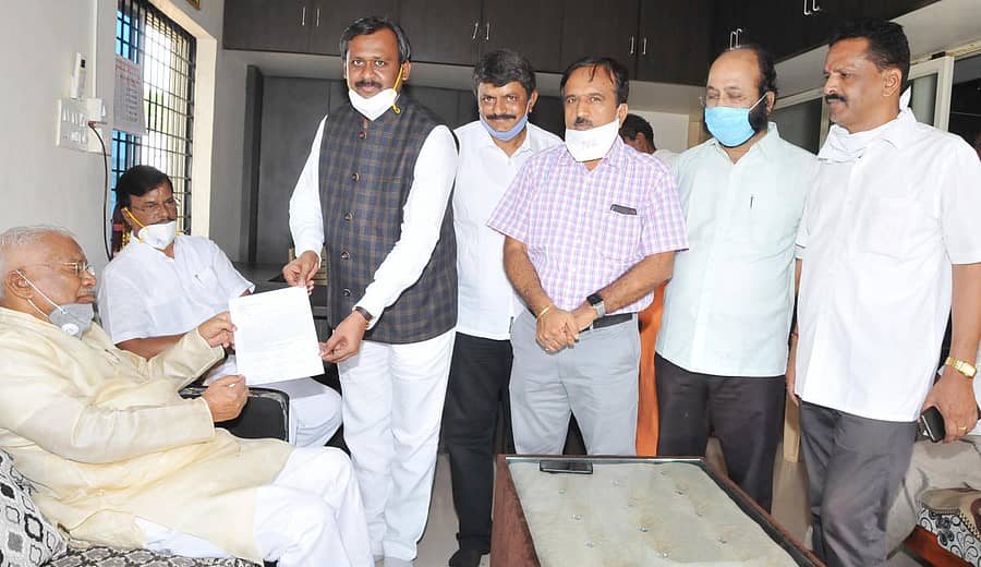 ಆಗ್ನೇಯ ಪದವೀಧರ ಕ್ಷೇತ್ರದ ಆಕಾಂಕ್ಷಿಗಳಾದ ಡಾ.ಹಾಲನೂರು ಎಸ್.ಲೇಪಾಕ್ಷ, ಸಿ.ಮಲ್ಲಿಕಾರ್ಜುನ, ಪಿ.ಆರ್.ಬಸವರಾಜು, ಡಾ.ಆನಂದ್ ಕಿರಿಶ್ಯಾಳ, ಜಯಪ್ರಕಾಶ ಕೊಂಡಜ್ಜ, ಡಾ.ಜೆ.ಮಂಜುನಾಥಗೌಡ ಅವರು ತುಮಕೂರು ಸಂಸದ ಜಿ.ಎಸ್.ಬಸವರಾಜ್ ಅವರನ್ನು ಭೇಟಿ ಮಾಡಿ ಟಿಕೇಟ್ ನೀಡುವಂತೆ ರಾಜ್ಯ ಮತ್ತು ಕೇಂದ್ರ ಸಮಿತಿಗೆ ಶಿಫಾರಸು ಮಾಡುವಂತೆ ಮನವಿ ಸಲ್ಲಿಸಿದರು