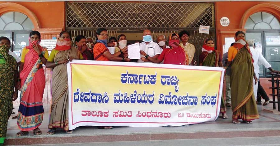 ಸಿಂಧನೂರಿನಲ್ಲಿ ಕರ್ನಾಟಕ ರಾಜ್ಯ ದೇವದಾಸಿ ಮಹಿಳೆಯರ ವಿಮೋಚನಾ ಸಂಘ ತಾಲ್ಲೂಕು ಘಟಕ ಮಂಗಳವಾರ ಶಿರಸ್ತೇದಾರ್ ಅಂಬಾದಾಸ್ಗೆ ಮನವಿ ಪತ್ರ ಸಲ್ಲಿಸಿತು