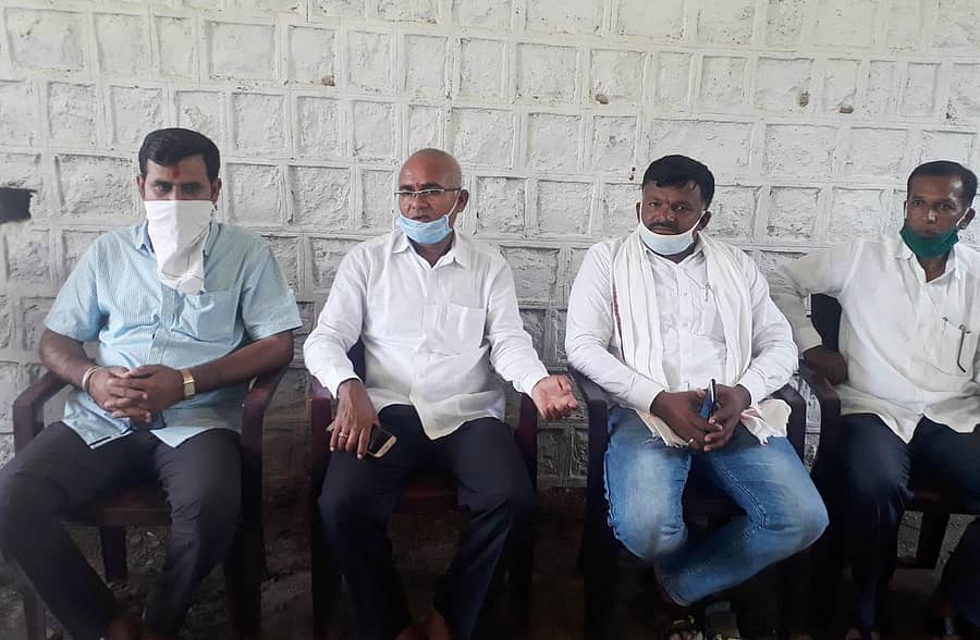 ಔರಾದ್ ಪಟ್ಟಣದಲ್ಲಿ ಮಂಗಳವಾರ ಲಂಬಾಣಿ, ವಡೆಯರ್ ಸಮಾಜದ ಪ್ರಮುಖರು ಸಭೆ ನಡೆಸಿ ತಮ್ಮ ಸಮುದಾಯಗಳನ್ನು ಪರಿಶಿಷ್ಟರ ಪಟ್ಟಿಯಿಂದ ಕೈಬಿಡದಂತೆ ಆಗ್ರಹಿಸಿದರು