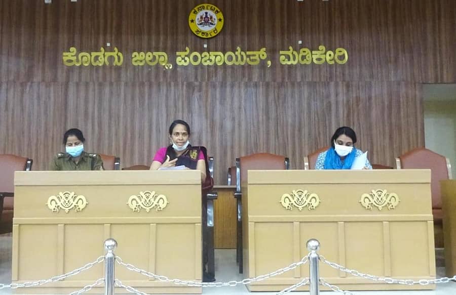 ಮಡಿಕೇರಿಯಲ್ಲಿ ಹೋಂಸ್ಟೇ ಮಾಲೀಕರೊಂದಿಗೆ ನಡೆದ ಸಭೆಯಲ್ಲಿ ಜಿಲ್ಲಾಧಿಕಾರಿ ಅನೀಸ್ ಕಣ್ಮಣಿ ಜಾಯ್ ಮಾತನಾಡಿದರು