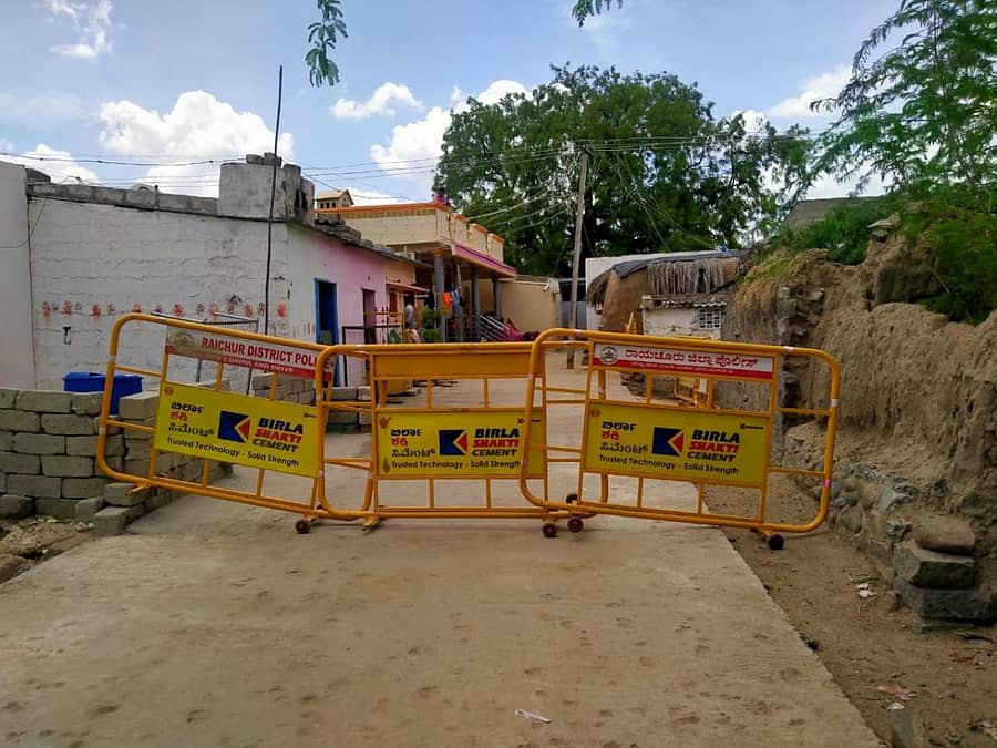 ಶಕ್ತಿನಗರ ಬಳಿಯ ವಡ್ಲೂರು ಗ್ರಾಮದಲ್ಲಿ ಕೊವಿಡ್‌ ಸೋಂಕಿತರು ವಾಸಿಸುತ್ತಿರುವ ಪ್ರದೇಶವನ್ನು ಮಂಗಳವಾರ ಸೀಲ್‌ಡೌನ್ ಮಾಡಿರುವುದು