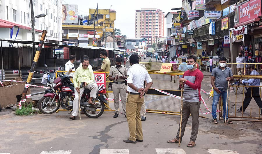 ಸೆಂಟ್ರಲ್ ಮಾರುಕಟ್ಟೆಗೆ ಸಂಪರ್ಕ ಕಲ್ಪಿಸುವ ಮುಖ್ಯ ರಸ್ತೆಯನ್ನು ಬ್ಯಾರಿಕೇಡ್ ಅಳವಡಿಸಿ ಬಂದ್ ಮಾಡಿರುವುದು.