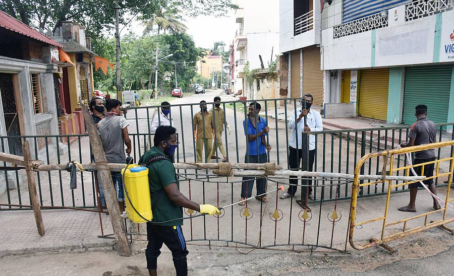 ಮೈಸೂರಿನ ಇಟ್ಟಿಗೆಗೂಡಿನ ಕೆಲ ರಸ್ತೆಗಳಲ್ಲಿ ಬ್ಯಾರಿಕೇಡ್‌ ಅಳವಡಿಸಿ ಸೀಲ್‌ಡೌನ್‌ ಮಾಡಲಾಗಿದೆ