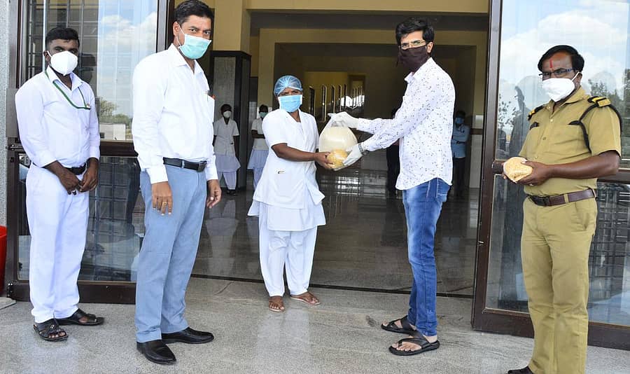 ಯಾದಗಿರಿ ನಗರ ಹೊರವಲಯದ ಹೊಸ ಜಿಲ್ಲಾ ಆಸ್ಪತ್ರೆಯಲ್ಲಿ ಮಂಗಳವಾರ ಆರೋಗ್ಯ ಸಿಬ್ಬಂದಿಗೆ ಬಿಜೆಪಿ ಯುವ ಮುಖಂಡ ಮಹೇಶಗೌಡ ಮುದ್ನಾಳ ಆಹಾರದ ಕಿಟ್ ವಿತರಿಸಿದರು