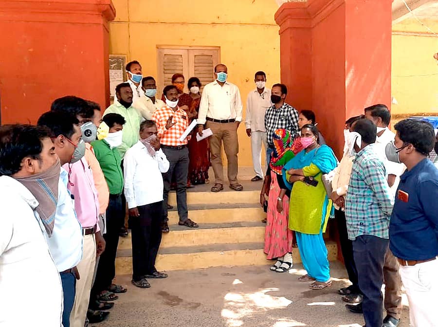 ಲಿಂಗಸುಗೂರಲ್ಲಿ ಪಂಚಾಯತ್ ರಾಜ್ ಇಲಾಖೆ ಮೇಲೆ ಅನಗತ್ಯ ಆರೋಪ ಮಾಡುತ್ತಿರುವುದು ಖಂಡಿಸಿ ಮಂಗಳವಾರ ಕರ್ನಾಟಕ ರಾಜ್ಯ ಗ್ರಾಮೀಣಾಭಿವೃದ್ಧಿ ಮತ್ತು ಪಂಚಾಯತ್ ರಾಜ್ ಇಲಾಖೆ ನೌಕರರು ಮನವಿ ಸಲ್ಲಿಸಿದರು