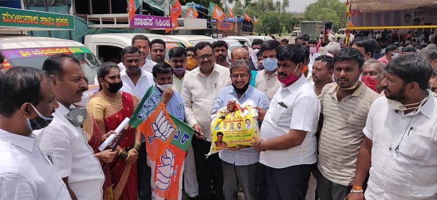 ಆನೇಕಲ್ ತಾಲ್ಲೂಕಿನ ಮುಗಳೂರು ಗ್ರಾಮದಲ್ಲಿ ಸರ್ಜಾಪುರ ಜಿಲ್ಲಾ ಪಂಚಾಯಿತಿ ವ್ಯಾಪ್ತಿಯ ಕುಟುಂಬಗಳಿಗೆ ಬಿಜೆಪಿ ವತಿಯಿಂದ ಆಹಾರದ ಕಿಟ್ಗಳನ್ನು ಸಂಸದ ಎ.ನಾರಾಯಣಸ್ವಾಮಿ ಮತ್ತು ಮುಖಂಡ ಅಶ್ವಥ್ನಾರಾಯಣಗೌಡ ವಿತರಿಸಿದರು