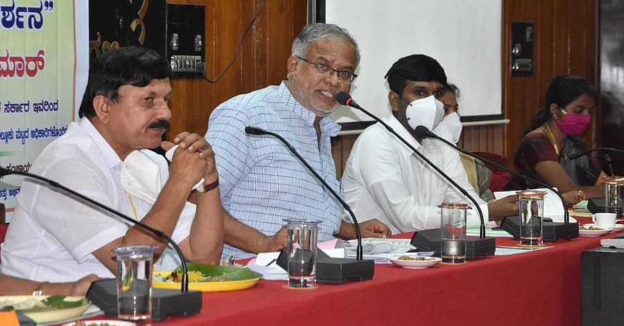 ಶಿವಮೊಗ್ಗ ಜಿಲ್ಲಾ ಪಂಚಾಯಿತಿ ಸಭಾಂಗಣದಲ್ಲಿ ಮಂಗಳವಾರ ನಡೆದ ಎಸ್ಸೆಸ್ಸೆಲ್ಸಿ ಪರೀಕ್ಷೆ ಪೂರ್ವ ಸಿದ್ಧತೆಯ ಪರಿಶೀಲನಾ ಸಭೆಯಲ್ಲಿ ಶಿಕ್ಷಣ ಸಚಿವ ಸುರೇಶ್ ಕುಮಾರ್ ಮಾತನಾಡಿದರು.