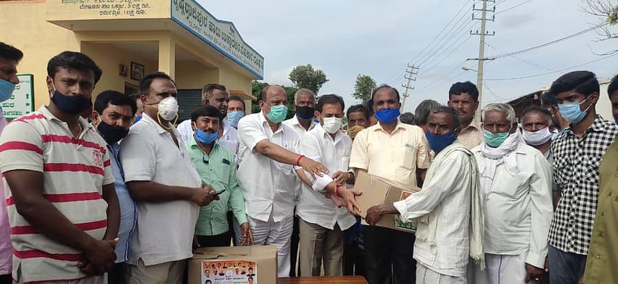 ಕೃಷ್ಣರಾಜಪುರದಲ್ಲಿ ಮಂಗಳವಾರ ಕಾಂಗ್ರೆಸ್ ಮುಖಂಡ ಎಚ್.ಸಿ. ಬಾಲಕೃಷ್ಣ ಸ್ಥಳೀಯರಿಗೆ ಆಹಾರದ ಕಿಟ್ ವಿತರಿಸಿದರು