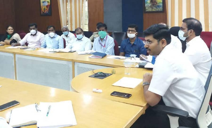 ಬೀದರ್ನಲ್ಲಿ ಮಂಗಳವಾರ ನಡೆದ ಅಧಿಕಾರಿಗಳ ಸಭೆಯಲ್ಲಿ ಜಿಲ್ಲಾಧಿಕಾರಿ ರಾಮಚಂದ್ರನ್ ಆರ್. ಮಾತನಾಡಿದರು