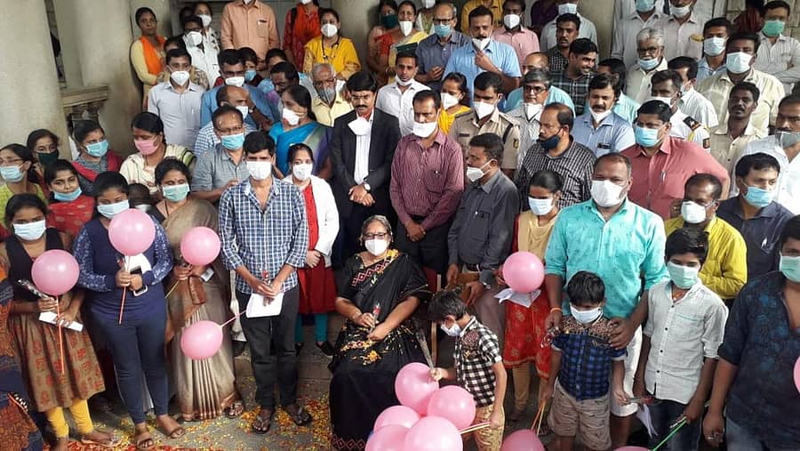 ಕೋವಿಡ್–19ನಿಂದ ಗುಣಮುಖರಾದ ಕೊರೊನಾ ವಾರಿಯರ್ ಡಾ.ರುಕ್ಮಿಣಿ ಹಾಗೂ ಇತರರನ್ನು ಮಂಗಳವಾರ ಜಿಲ್ಲಾಡಳಿತದ ವತಿಯಿಂದ ಅಭಿನಂದಿಸಿ ಬೀಳ್ಕೊಡುಗೆ ನೀಡಲಾಯಿತು