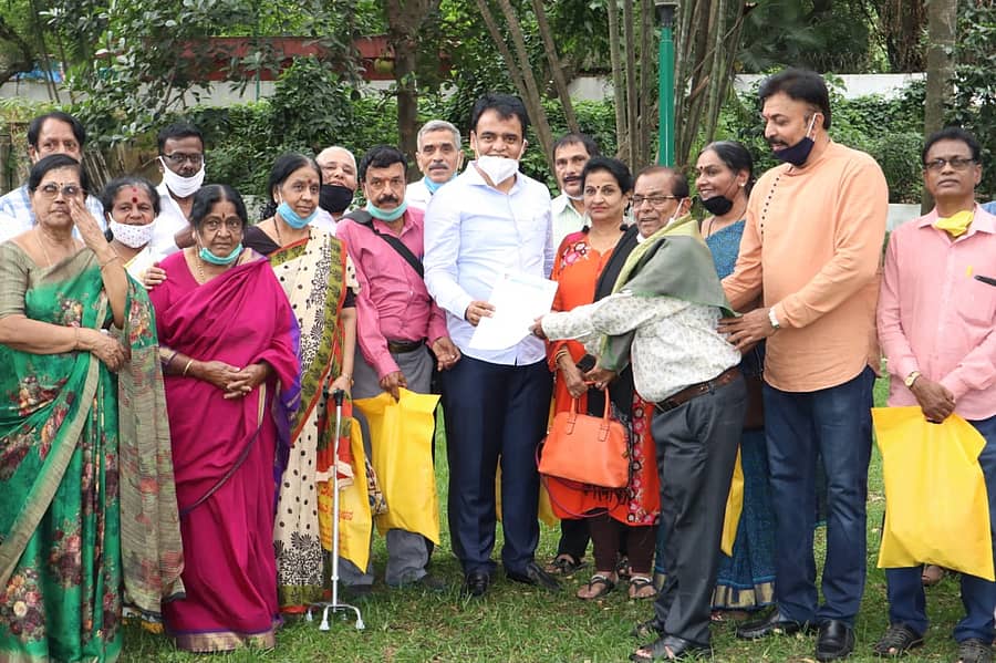 ಸಿನಿ ಕಲಾವಿದರು ಉಪಮುಖ್ಯಮಂತ್ರಿ ಅಶ್ವತ್ಥನಾರಾಯಣ ಅವರಿಗೆ ಮನವಿ ಸಲ್ಲಿಸಿದರು.