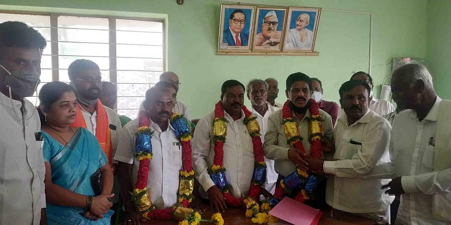 ಮುಳಬಾಗಿಲು ಕೃಷಿ ಉತ್ಪನ್ನ ಮಾರುಕಟ್ಟೆ ಸಮಿತಿ ಅಧ್ಯಕ್ಷರಾಗಿ ಗೊಲ್ಲಹಳ್ಳಿ ವೆಂಕಟೇಶ್ ಮತ್ತು ಉಪಾಧ್ಯಕ್ಷರಗಿ ರೆಡ್ಡಪ್ಪರೆಡ್ಡಿ ಬುಧವಾರ ಅವಿರೋಧವಾಗಿ ಆಯ್ಕೆಯಾದರು