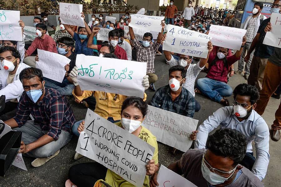 ಹೈದರಾಬಾದ್‌ನಲ್ಲಿ ಕೋವಿಡ್‌‌–19ನಿಂದ ಮೃತಪಟ್ಟ ರೋಗಿಯೊಬ್ಬರ ಸಂಬಂಧಿಕರು ವೈದ್ಯಕೀಯ ಸಿಬ್ಬಂದಿ ಮೇಲೆ ನಡೆಸಿದ್ದ ಹಲ್ಲೆಯನ್ನು ವಿರೋಧಿಸಿ ಬುಧವಾರ ಸರ್ಕಾರಿ ಗಾಂಧಿ ಸಾರ್ವಜನಿಕ ಆಸ್ಪತ್ರೆಯ ಕಿರಿಯ ವೈದ್ಯರು ಪ್ರತಿಭಟನೆ ನಡೆಸಿದರು –ಎಎಫ್‌ಪಿ ಚಿತ್ರ 