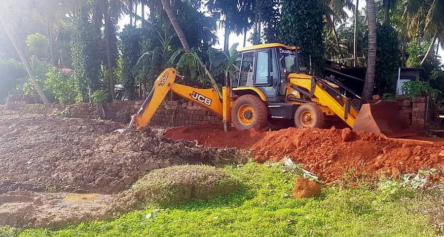 ಭಟ್ಕಳ ಪಟ್ಟಣದ ಹೃದಯಭಾಗದಲ್ಲಿರುವ ಐತಿಹಾಸಿಕ ಕೋಕ್ತಿ ಕೆರೆಯಲ್ಲಿ ಹೂಳೆತ್ತುವ ಕಾರ್ಯ ಭರದಿಂದ ಸಾಗಿದೆ.