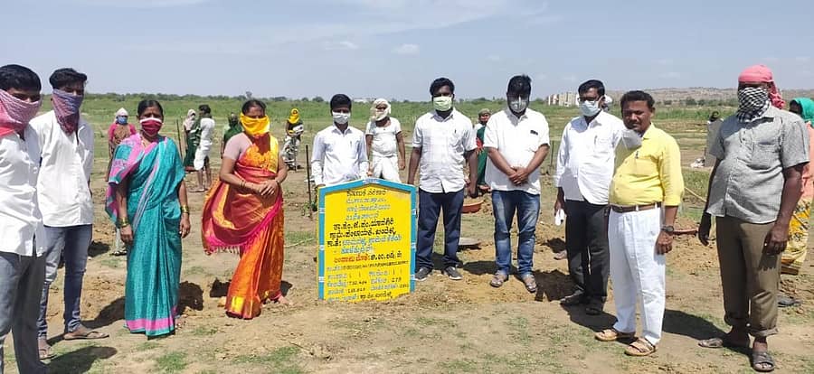 ಯಾದಗಿರಿ ತಾಲ್ಲೂಕಿನ ಚಾಮನಳ್ಳಿಯಲ್ಲಿ ಕೆರೆ ಹೂಳೆತ್ತುವ ಕಾಮಗಾರಿಗೆ ಗ್ರಾ.ಪಂ ಅಧ್ಯಕ್ಷೆ ಅನುರಾಧ ವೀರಭದ್ರಪ್ಪ ಯಡ್ಡಳ್ಳಿ ಚಾಲನೆ ನೀಡಿದರು