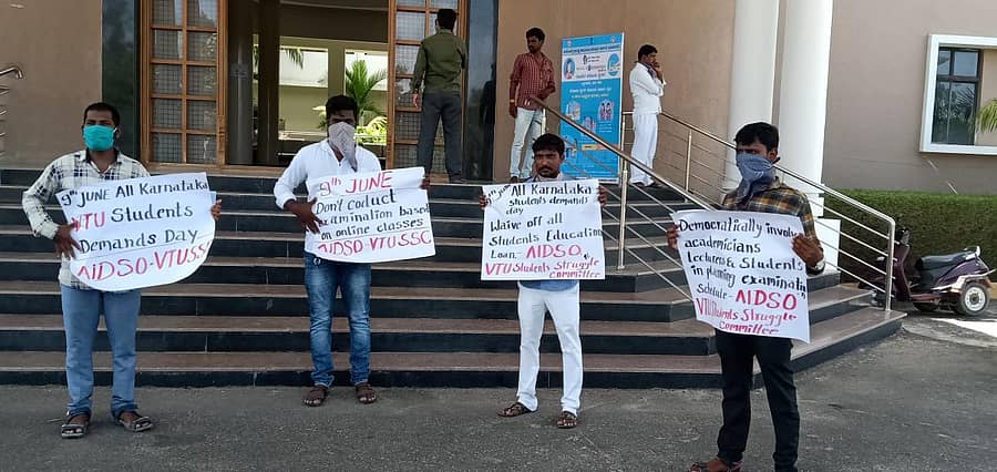 ಆನ್‌ಲೈನ್ ತರಗತಿಗಳ ಆಧಾರದ ಮೇಲೆ ಪರೀಕ್ಷೆ ನಡೆಸುವುದನ್ನು ವಿರೋಧಿಸಿ ಎಐಡಿಎಸ್‍ಒ ಪದಾಧಿಕಾರಿಗಳು ಯಾದಗಿರಿಯಲ್ಲಿ ಪ್ರತಿಭಟನೆ ನಡೆಸಿದರು