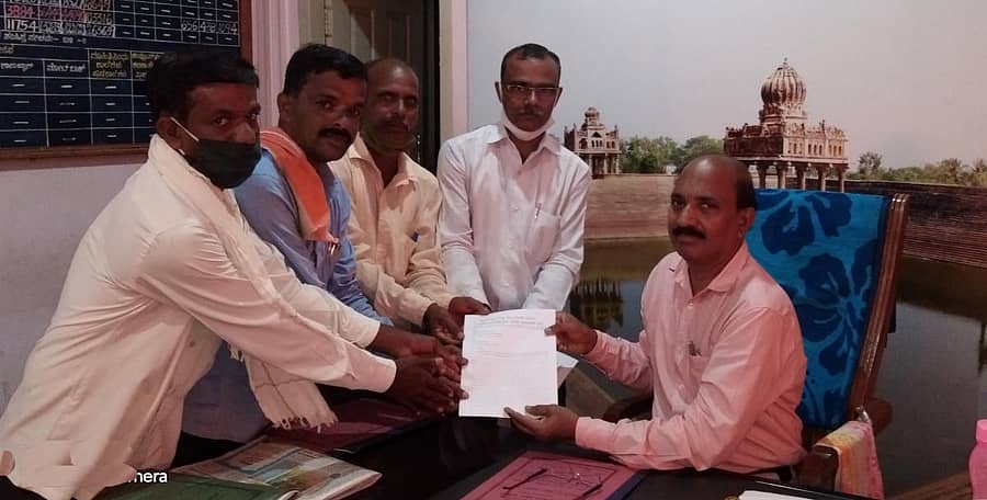 ಎಸ್‍ಡಿಎಂಸಿ ಸಮನ್ವಯ ವೇದಿಕೆ ಜಿಲ್ಲಾ ಘಟಕದ ಕಾರ್ಯಕರ್ತರು ಡಿಡಿಪಿಐ ಸಿ.ಆರ್.ಪರಮೇಶ್ವರಪ್ಪ ಅವರಿಗೆ ಬುಧವಾರ ಮನವಿ ಸಲ್ಲಿಸಿದರು.