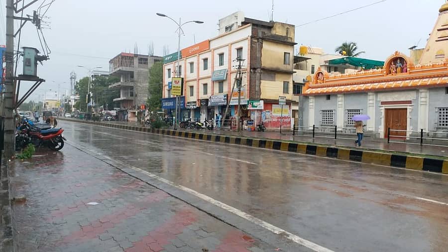 ಮಳೆ ಸುರಿದಾಗ ರಾಯಚೂರಿನ ರೈಲ್ವೆ ಸ್ಟೇಷನ್ ರಸ್ತೆಯು ಕಂಡಿದ್ದು ಹೀಗೆ