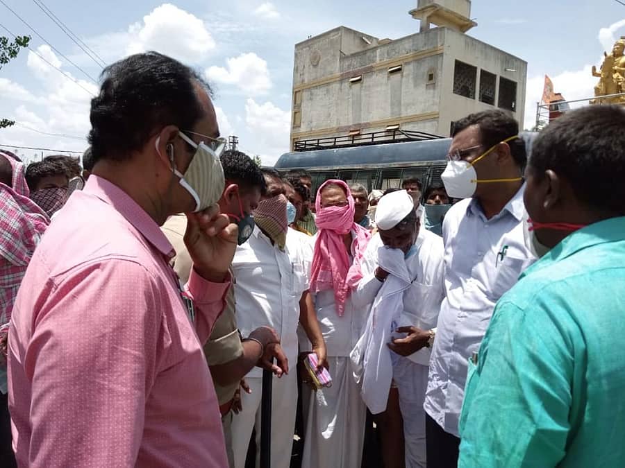 ಆಳಂದ ತಾಲ್ಲೂಕಿನ ಪಡಸಾವಳಿ ಗ್ರಾಮ ಪಂಚಾಯಿತಿ ಕಚೇರಿ ಮುಂದೆ ಗ್ರಾಮಸ್ಥರು ಬುಧವಾರ ಪ್ರತಿಭಟನೆ ನಡೆಸಿದರು. ತಹಶೀಲ್ದಾರ್ ದಯಾನಂದ ಪಾಟೀಲ, ಡಾ.ಸಂಜಯ ರೆಡ್ಡಿ ಇದ್ದರು