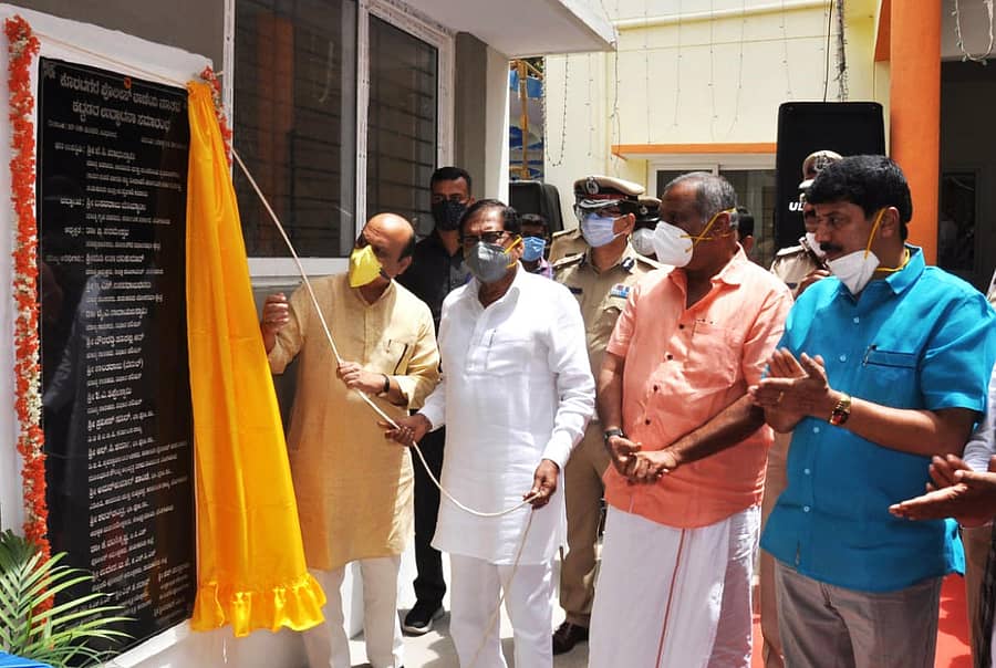 ಕೊರಟಗೆರೆ ಪೊಲೀಸ್ ಠಾಣೆ ಕಟ್ಟಡವನ್ನು ಗೃಹಸಚಿವ ಬಸವರಾಜ ಬೊಮ್ಮಾಯಿ ಉದ್ಘಾಟಿಸಿದರು. ಸಚಿವ ಜೆ.ಸಿ.ಮಾಧುಸ್ವಾಮಿ, ಶಾಸಕರಾದ ಡಾ.ಜಿ.ಪರಮೇಶ್ವರ, ವೈ.ಎ.ನಾರಾಯಣಸ್ವಾಮಿ ಇದ್ದರು