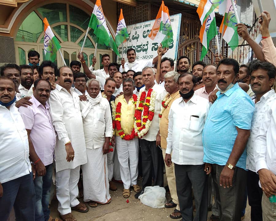 ಮಾಲೂರು ಪಟ್ಟಣದ ಕೃಷಿ ಮಾರುಕಟ್ಟೆ ಸಮಿತಿ ಮುಂಭಾಗ ಕಾಂಗ್ರೆಸ್ ಕಾರ್ಯಕರ್ತರು ವಿಜಯೋತ್ಸವ ಆಚರಿಸಿದರು