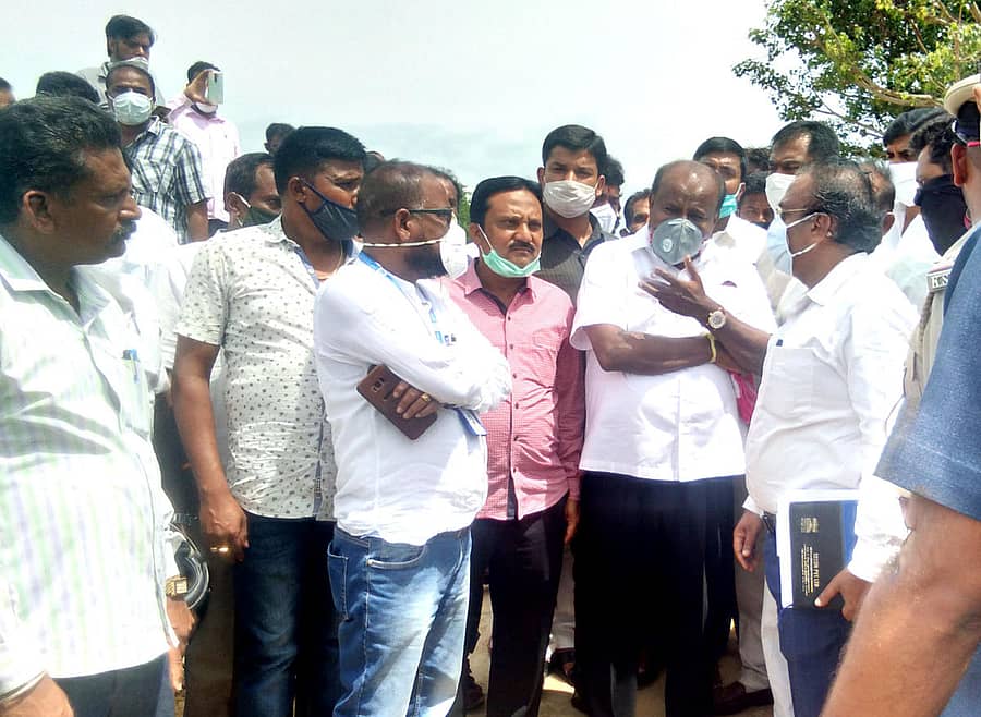 ಚನ್ನಪಟ್ಟಣ ತಾಲ್ಲೂಕಿನ ತಿಟ್ಟಮಾರನಹಳ್ಳಿ ಬಳಿ ಅಂಡರ್ ಪಾಸ್ ರಸ್ತೆ ನಿರ್ಮಾಣದ ವಿಷಯವಾಗಿ ಕುಮಾರಸ್ವಾಮಿ ಜನರೊಂದಿಗೆ ಚರ್ಚಿಸಿದರು