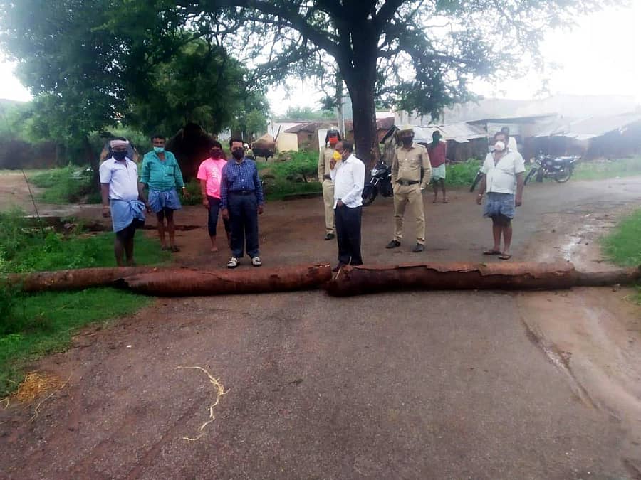 ಚನ್ನಪಟ್ಟಣ ತಾಲ್ಲೂಕಿನ ಶ್ಯಾನುಭೋಗನಹಳ್ಳಿ ಗ್ರಾಮದ ರಸ್ತೆಗಳನ್ನು ಅಧಿಕಾರಿಗಳು ಮರದ ತುಂಡುಗಳನ್ನು ಇಟ್ಟು ಬಂದ್ ಮಾಡಿದರು