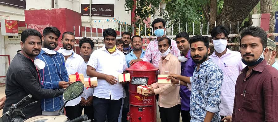 ಲಂಬಾಣಿ, ಭೋವಿ, ಕೊರಚ, ಕೊರಮ, ಜನಾಂಗದವರನ್ನು ಪರಿಶಿಷ್ಟ ಜಾತಿ ಪಟ್ಟಿಯಿಂದ ತೆಗೆಯಬಾರದು ಎಂದು ಒತ್ತಾಯಿಸಿ ಕಲಬುರ್ಗಿಯ ಜೈಹನುಮಾನ ತಾಂಡಾದ ಮಹೇಶ ಚವ್ಹಾಣ್, ವಿನೋದ ಚವ್ಹಾಣ್, ಉಮೇಶ ಜಾಧವ ನೇತೃತ್ವದಲ್ಲಿ ಪತ್ರ ಚಳವಳಿಗೆ ಬುಧವಾರ ಚಾಲನೆ ನೀಡಲಾಯಿತು.