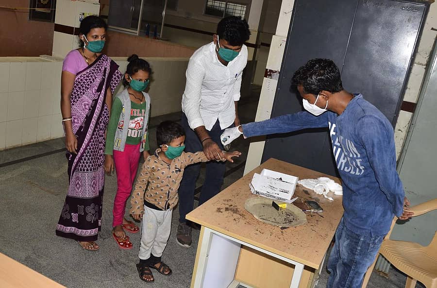 ಯಾದಗಿರಿಯ ಆಯುಷ್ ಆಸ್ಪತ್ರೆಯಲ್ಲಿ ವಲಸಿಗರಿಗೆ ಸಾಂಸ್ಥಿಕ ಕ್ವಾರಂಟೈನ್ ಮುದ್ರೆ ಹಾಕಲಾಯಿತು