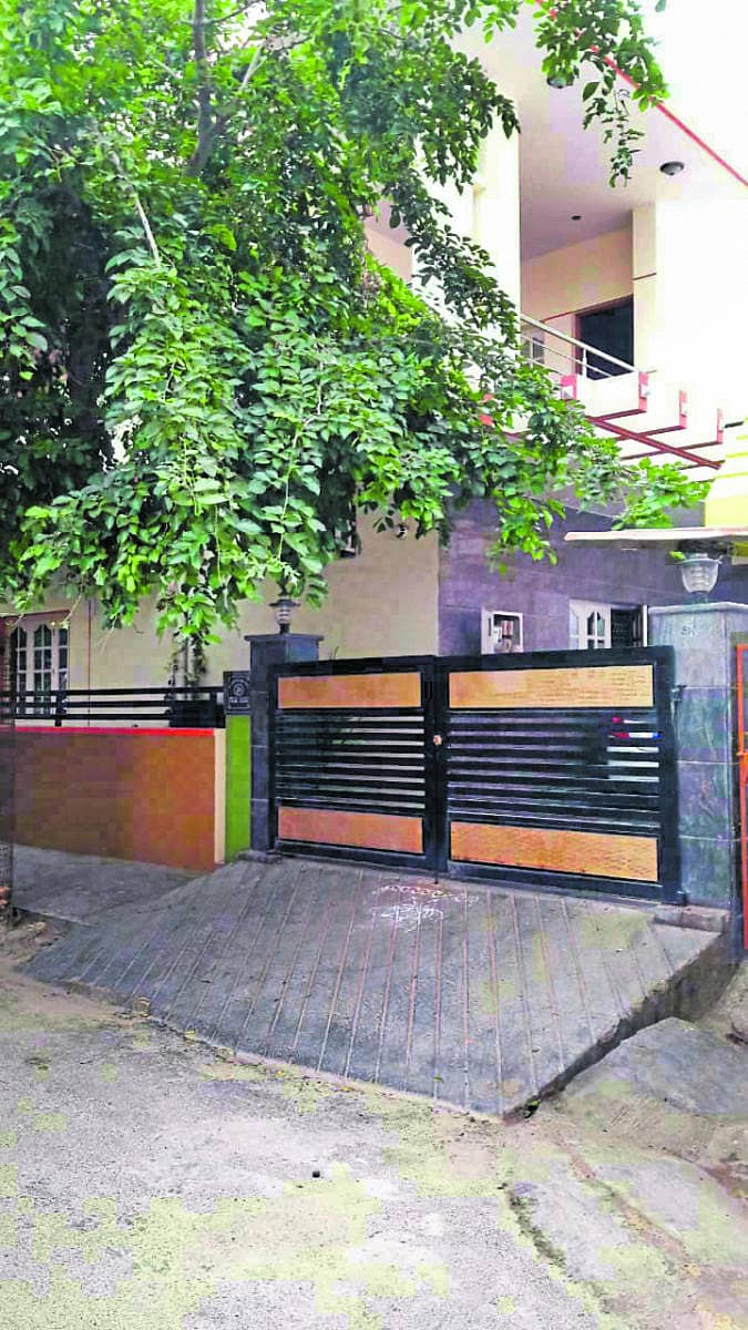 ಬಂಗಾರಪೇಟೆ ವಿಜಯನಗರದಲ್ಲಿರುವ ಆರ್ಎಫ್ಒ ರಾಮಕೃಷ್ಣಪ್ಪ ಅವರ ಮನೆ ಮೇಲೆ ಎಸಿಬಿ ಪೊಲೀಸರು ದಾಳಿ ನಡೆಸಿ ಪರಿಶೀಲಿಸಿದರು.  